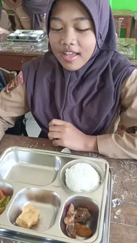 #mbg #bismillahfyp #mbg #4u #fyp @mbgseputihraman1 @mts.maarif.06_ pada komplain pak/buk ayam nya kecil banget😭😭