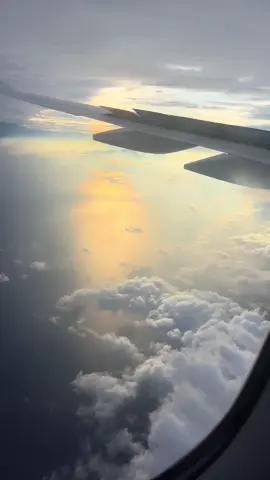 Sunrise  #aero #airplane #pesawat #awan #sunrise 