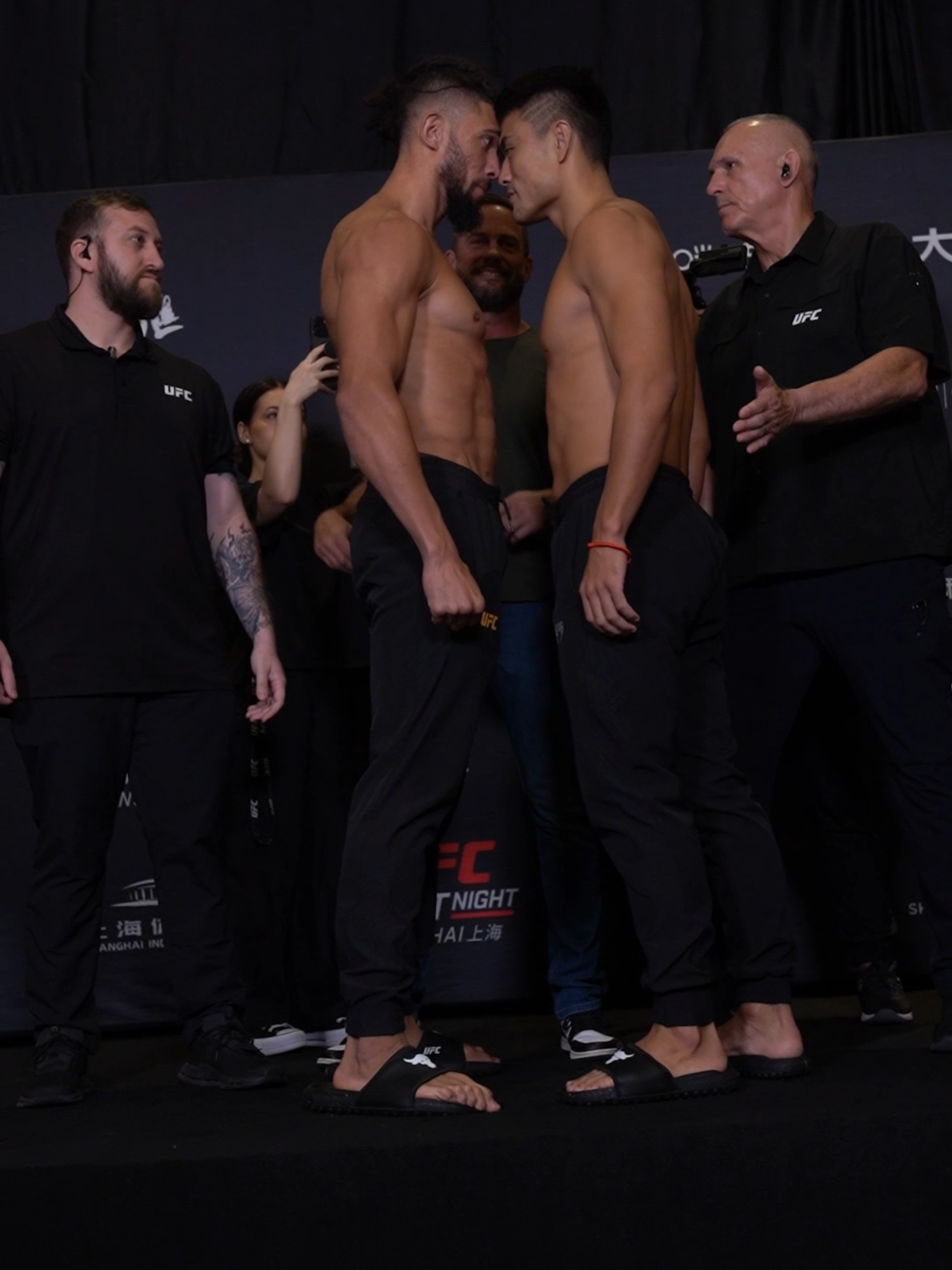 A encarada da luta principal! 🚨 #JohnnyWalker e #ZhangMingyang medem forças em cinco rounds ou menos no #UFCXangai! 🔥 #UFCFightPass #UFC #UFCBrasil #TikTokEsportes #MMA #Encarada
