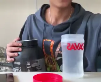 “it’s easy. just protein.. 2 spoon” mingyu’s drink! #mingyu #seventeen #fyp #foryoupage 