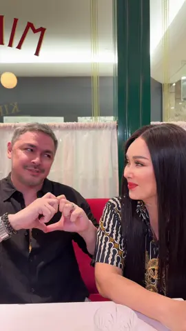 Kasih kode, ketawa geli, ngambek, baikan, trus nyanyi2 deh. Gitu aja terus sampai ujan bekelir ya Dul? @Thomas Djorghi lagu Alam Mimpinya @melisaputriofficial menutup malam dengan manis.