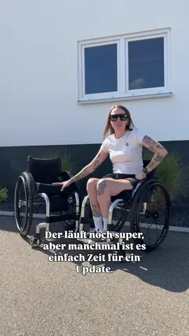 ⚠️ Wichtig: Warum du deinen Rollstuhl regelmäßig tauschen solltest! ⚠️ Viele denken, ein Rollstuhl hält ewig – doch dein Körper verändert sich. Durch jahrelanges Sitzen entstehen schnell Schmerzen, Fehlhaltungen und sogar Folgeschäden. Und Achtung: Nach Ablauf der Gewährleistung bist du bei Defekten komplett auf dich allein gestellt. 👉 Unser Tipp: Lass dich rechtzeitig beraten und prüfe, ob ein neuer Rollstuhl möglich ist. Genau das hat Tamy gemacht – ihr neuer Rollstuhl sieht zwar fast gleich aus, wurde aber komplett neu vermessen und angepasst. Das Ergebnis? Schon nach wenigen Minuten keine Kreuzschmerzen mehr und spürbar mehr Komfort im Alltag. 🙌 💡 Bleib bis zum Ende dran – du wirst überrascht sein, wie kleine Anpassungen einen riesigen Unterschied machen können! #rollstuhlberatung #gesundheit #mobilität #wirsindx #rollstuhlleben 