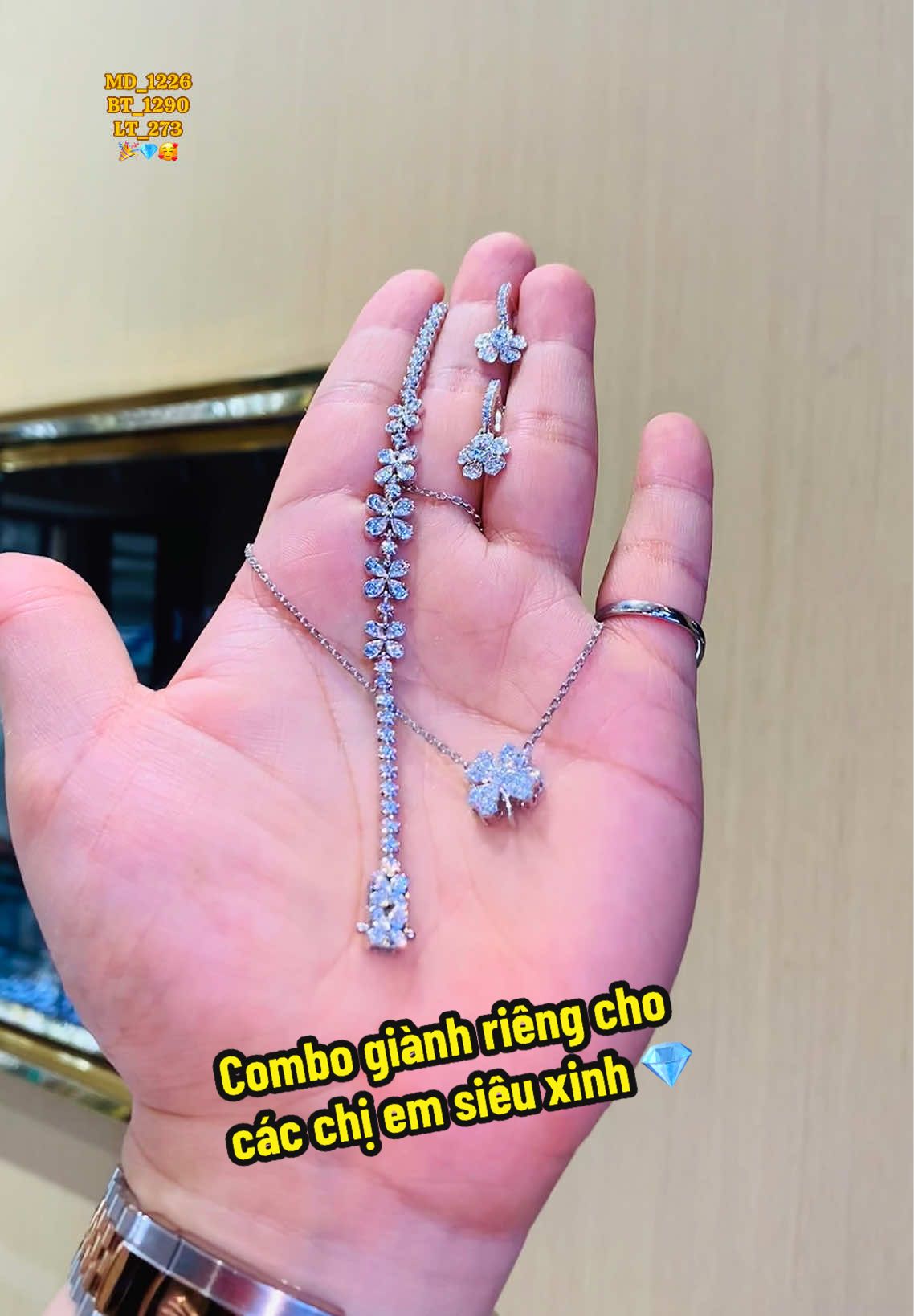 Combo cỏ 🍀 siêu xinh xắn giành cho các chị em bling bling ✨✨ #tamluxury #lactay #bongtai #matdaychuyen #kimcuong 