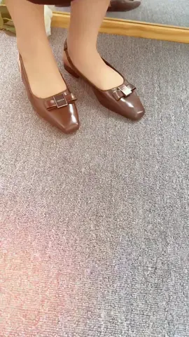 Giày sandal cao gót bít mũi gót vuông #thinhhanh #giaynu #giaysandal #muataitiktok #reviewgiaydep 