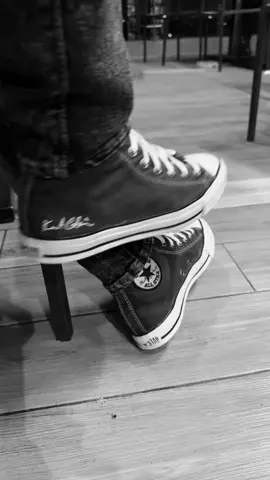 Kalo dah pakai sepatu ini maunya nyanyi trus deh....#converse #kurtcobain #musicseries #sepatu 