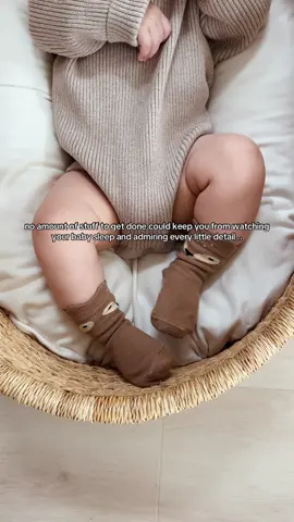 The thighsssss 🥐 Who else is guilt of baby watching instead of doing “chores”?🤭 #luxurybabyclothes #lunaandluca #modernmama #knitbabyclothes #heirloombabyclothes #neutralaesthetic #momlife 