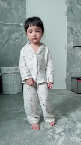 ตื่นมาก็เสิฟเลย @น้องยูจิน ลูกสาวยิวเจน #เจนนี่ได้หมดถ้าสดชื่น #ยูจิน 