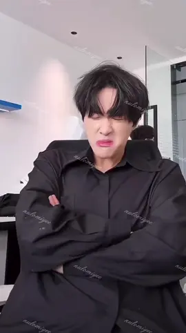 คือกินแล้วเปรี้ยวเลยชวนคนอื่นกินงี้ “ชิมนี้ดูสิ” แล้วเฮียแกก็บ่น “โครตเปรี้ยวเลย ช่วยด้วย”🤣🤣 ไม่เคยเก็บสีหน้าอยู่จริงๆ 555555555555555555555 #zhanxuan #展軒 #จ่านเซวียน #ฟีดดดシ #fyp 