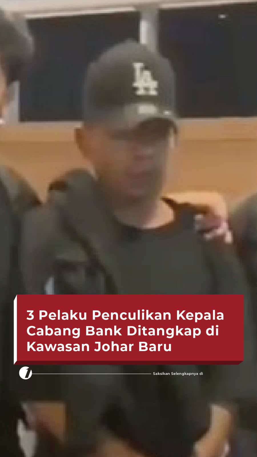 3 Pelaku Penculikan dan Pembunuhan Kepala Cabang Bank Ditangkap di Kawasan Johar Baru. Penemuan mayat di Serang Baru, Kabupaten Bekasi, membuat geger publik. Korban yang merupakan seorang kepala kantor cabang pembantu (KCP) di sebuah bank di kawasan Jakarta Pusat tewas dibunuh. Jasad korban ditemukan oleh penggembala sapi di semak-semak Kampung Karang Sambung RT 08 RW 04 Desa Nagasari, Serang Baru, Kabupaten Bekasi, pada Kamis (21/8) pagi. Saat ditemukan, kondisi jasad korban begitu mengenaskan. Korban dalam keadaan terikat. Simak Berita Selengkapnya di https://shorturl.bz/xvC #HardNews_Nasional #tvOne #CariBeritaditvOne #FO01 #FlashOne   