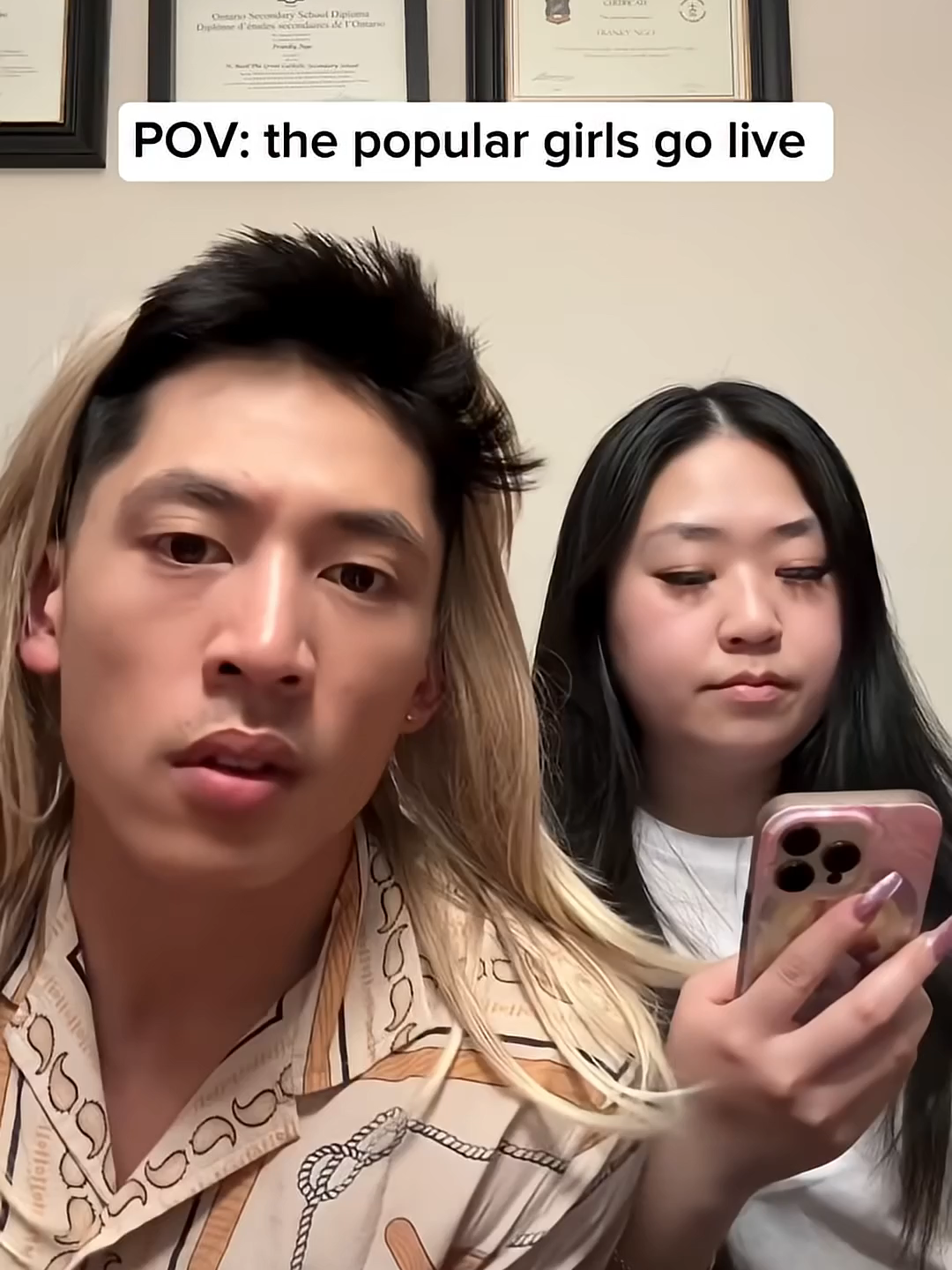 THE POPULAR GIRLS GO LIVE 🤣#shorts #comedy #satire #relatable