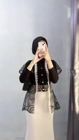 Outer cantik🖤 #outerbrukat #outfitideas #kondangancheck #outfitinspo 