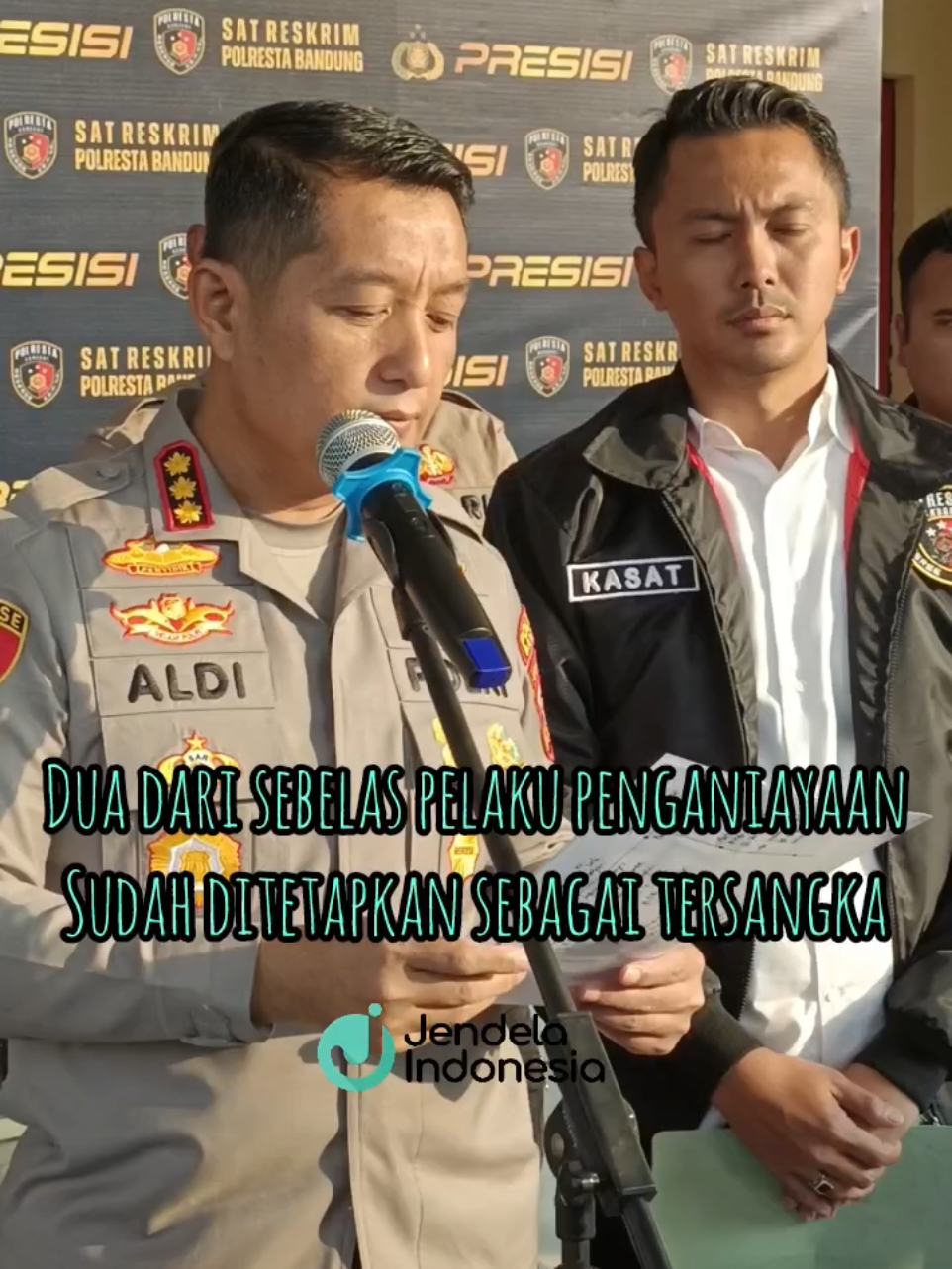 Dua Dari Sebelas Pelaku Penganiayaan Almarhum JA Ditetapkan Sebagai Tersangka. Para Pelaku Dijerat Pasal Berlapis Tentang Penganiayaan Yang Mengakibatkan Korbannya Meninggal Dunia. Para Pelaku Berasal Dari 5 Sekolah di Kawasan Baleendah, dan Tergabung Dalam Group WA Bandung Selatan High.  #satreskrimpolrestabandung  #polrestabandung  #korbanpenganiyaaan  #korban  #bandungselatan 