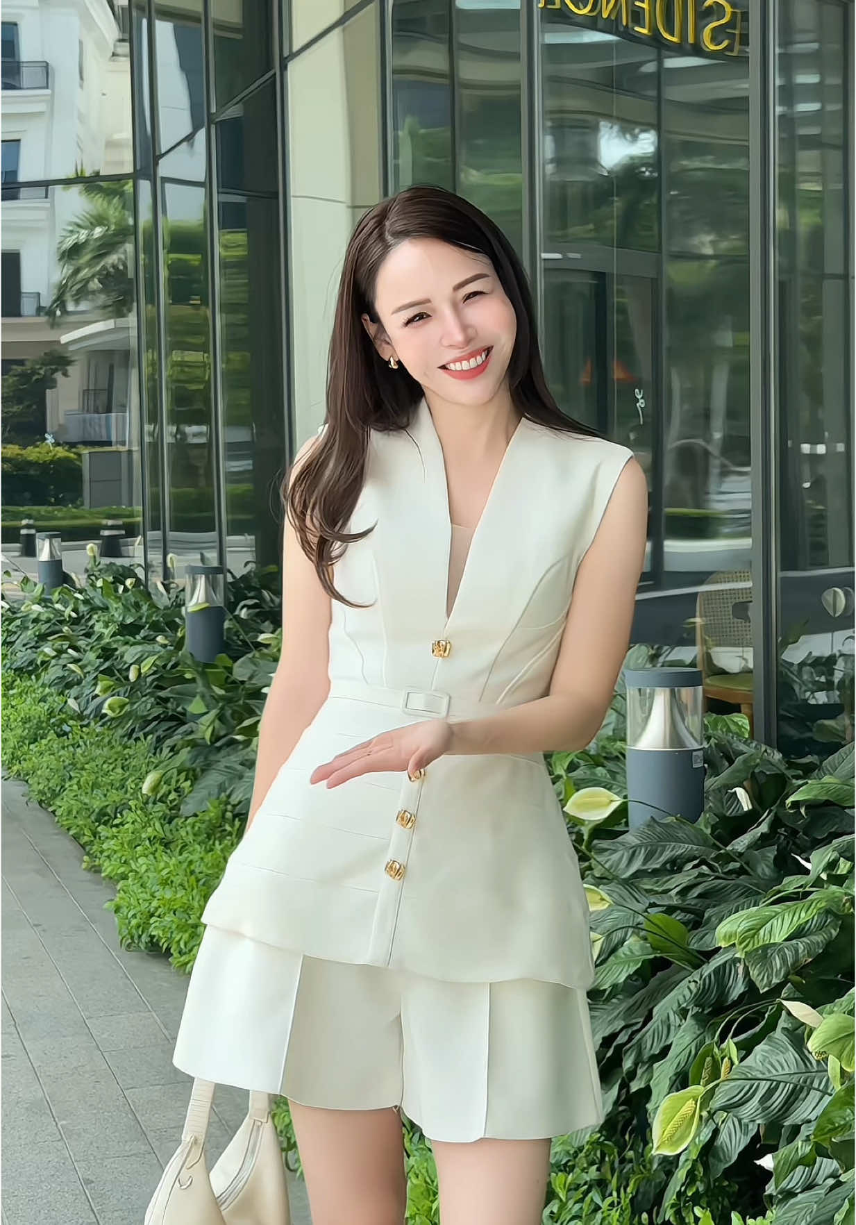 Màu trắng mặc sang mà trẻ nữa 🥰 #thoitrangnu #huonghayho1986 #setdep 