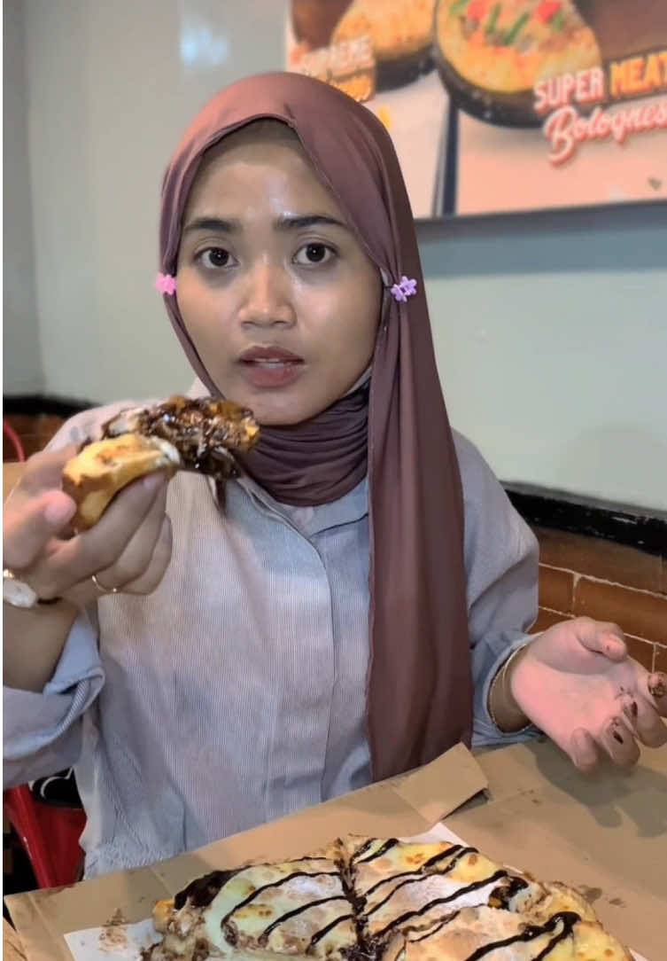 Kumpul bareng temen belum lengkap kalau gak ngemil @Domino's Pizza Indonesia yuk cobain menu terbarunya Pie Martabak  #pizza #dominospizza #inpopromo #fyppppppppppppppppppppppp #promo 