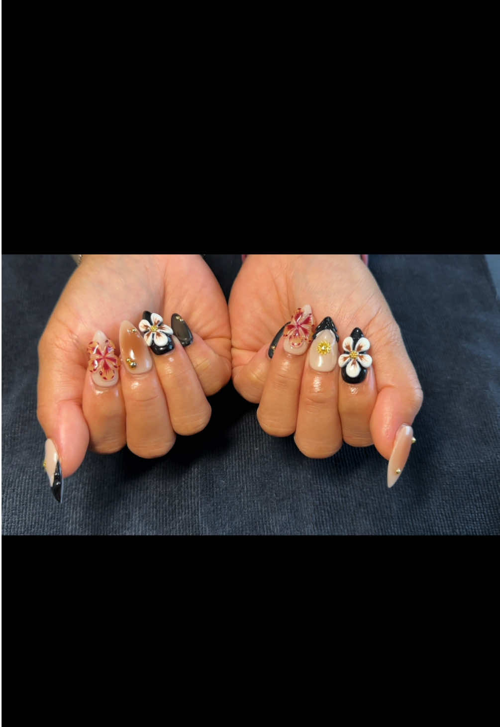 So preeeeetty, @NailVesta top quality nails made so easy to apply. 😍(@kyronsmama literally said I could’ve done this on my own)  Mind you I’m a newb at this so if she says it’s easy, it’s EZ. 💅🏽 #Nailvesta #pressons #abstractnails 