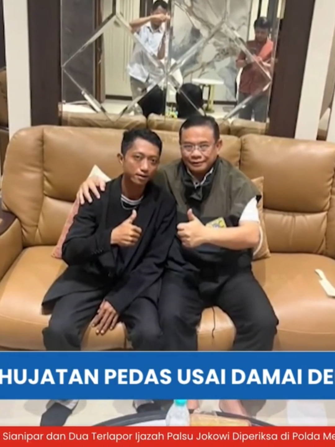 Husein Dikepung 'Amarah' Warga Pati, Dicap Sengkuni hingga Kaus Bergambar Wajahnya Jadi Keset #fyp #foryou #sudewo #pati #bupatipati #ahmadhusein #husein #tiktokberita #viral
