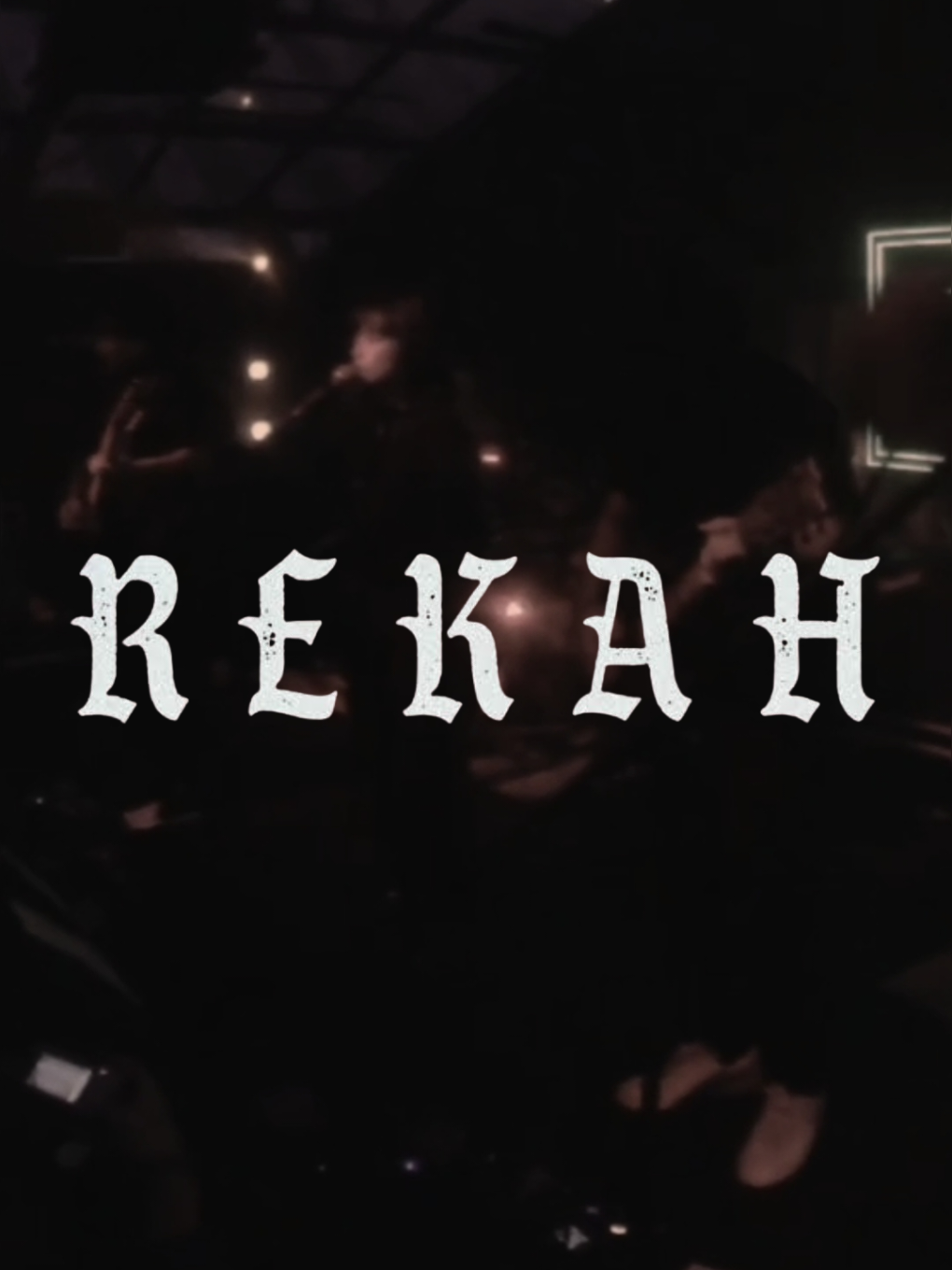 Lagu “Lihat Aku Menghancurkan Diri (feat. Diedra Cavina)” dari Rekah, unit akramz/post-hardcore asal Jakarta, adalah potret paling telanjang dari konflik batin yang merusak diri. - - - Sc 🎥 YouTube: PFvideoworks [FULLSET] 2024.01.28 rekah #rekah #lihatakumenghancurkandiri #skramz #spokenword #lyrics 