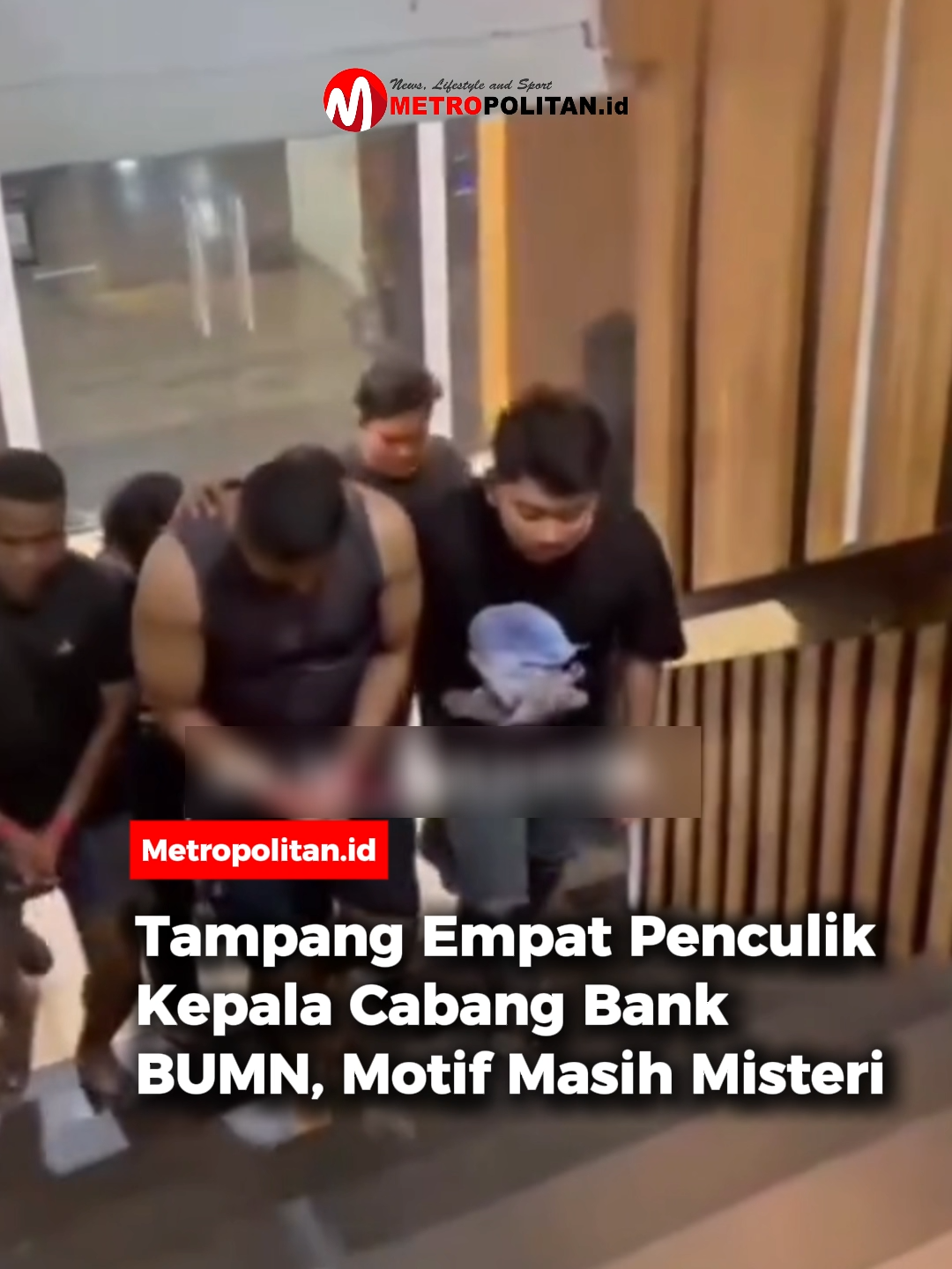 Kepolisian berhasil mengungkap kasus penculikan terhadap Mohamad Ilham Pradipta (37), Kepala Cabang Pembantu salah satu bank BUMN di Jakarta, yang berujung pada kematian korban. Ilham diculik pada Rabu (20/8/2025) malam usai menghadiri rapat kantor di kawasan Ciracas, Jakarta Timur.  Keesokan harinya, Kamis (21/8), jasadnya ditemukan di semak-semak wilayah Serang Baru, Bekasi, dalam kondisi mengenaskan dengan tubuh terikat lakban. Polda Metro Jaya memastikan telah menangkap empat orang yang diduga terlibat dalam penculikan. Tiga orang pelaku berinisial AT, RS, dan RAH ditangkap di Johar Baru, Jakarta Pusat.  Sementara seorang pelaku lain, EW alias RW alias Eras, ditangkap di Bandara Internasional Komodo, Labuan Bajo, saat berusaha melarikan diri. Kasubdit Resmob Polda Metro Jaya AKBP Resa Fiardi Marasabessy menyampaikan, para tersangka merupakan pelaku penculikan, bukan eksekutor pembunuhan.  Polisi masih memburu pelaku utama sekaligus dalang di balik peristiwa tragis tersebut. “Motif masih kami dalami. Saat ini tim masih bekerja mengejar pihak yang bertanggung jawab atas pembunuhan korban,” ujarnya. 🎥: lbj_jakarta #metropolitanid #bacametropolitan #penculikkepalacabangbri #ilhampradipta #penculikandanpembunuhan