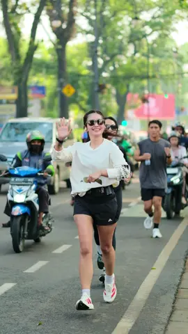 Ketemu idola @FIRLY PRISKA NITAMY  #videoslowmo #runnerbandung #fyp #fypage #fypシ゚viral🖤tiktok 