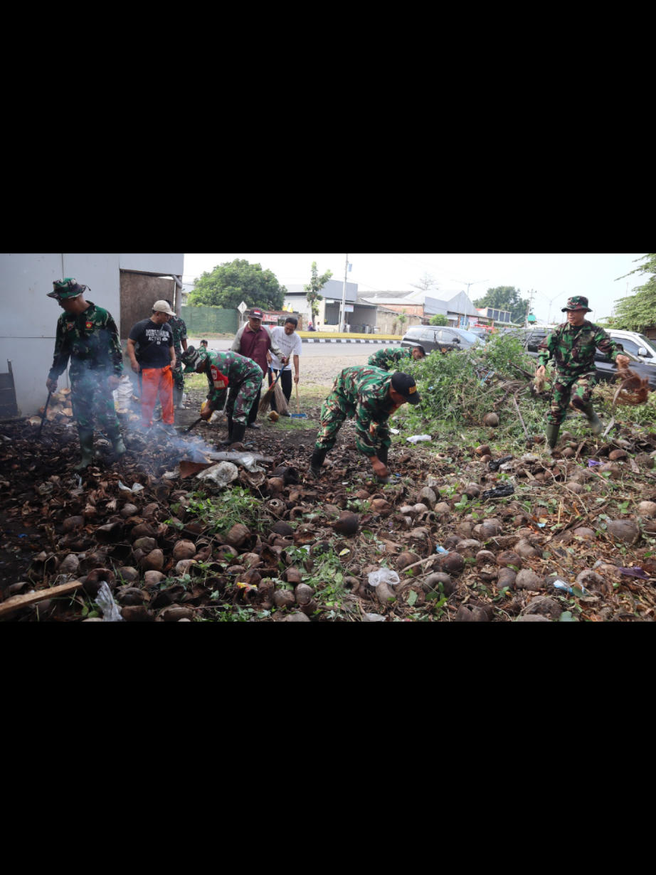 Dandim Pemalang Pimpin Kerja Bakti Bersama Komponen Pemda di Pasar Buah Pemalang – Komandan Kodim 0711/Pemalang Letkol Inf Muhammad Arif, S. Hub. Int., memimpin kegiatan kerja bakti bersama jajaran TNI, Polri, dan unsur Pemerintah Daerah (Pemda) di Pasar Buah Pemalang, Jumat (22/8/25). Kegiatan ini merupakan wujud sinergi antara TNI bersama pemerintah daerah dalam menjaga kebersihan lingkungan serta memberikan kenyamanan bagi para pedagang dan masyarakat yang beraktivitas di pasar. Dalam kesempatan tersebut, Dandim Pemalang menegaskan pentingnya kepedulian bersama terhadap kebersihan. “Pasar adalah pusat kegiatan ekonomi masyarakat. Jika lingkungannya bersih, pedagang maupun pembeli akan merasa lebih nyaman dan sehat. Oleh karena itu, kerja bakti ini bukan hanya seremonial, tapi menjadi bagian dari upaya menjaga lingkungan kita bersama,” ungkapnya. Kerja bakti melibatkan personel Kodim 0711/Pemalang, anggota Polres Pemalang, Satpol PP, Dinas Lingkungan Hidup, serta para pedagang pasar. Mereka bergotong royong membersihkan area dalam maupun luar pasar, saluran air, serta tempat pembuangan sampah. Kegiatan ini mendapat apresiasi dari para pedagang yang merasa terbantu dengan adanya pembersihan bersama. Diharapkan, semangat kebersamaan ini dapat terus terjaga dan menjadi motivasi bagi masyarakat untuk lebih peduli terhadap kebersihan lingkungan sekitar. #penrem071_wijayakusuma #kodam_diponegoro #pendam_4_diponegoro #tni_angkatan_darat #dispenad       