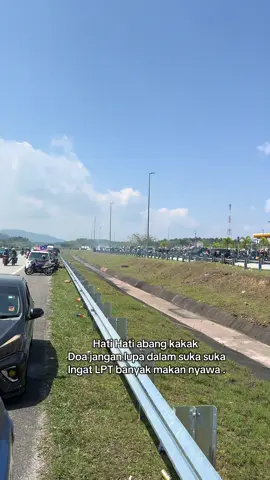 Dakamoi dah kena cium dengan penyengat dekat Gambang dari Melaka dia dapat bawak sampai Gambang ja dah bengkak muka JADI NAMPAK MOTOR DIA JE sebab dakmoi dah naik 4x4 rxz member 7.0 punya penangan 😂#fyp #rxz 