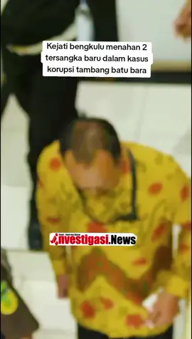 **Skandal Batu Bara Bengkulu: Adik dan Kerabat Bebby Hussie Terseret, Rp71 Miliar Dicairkan Tengah Malam** BENGKULU – Skandal tambang batubara Bengkulu kian berbau busuk. Setelah sang bos besar, Bebby Hussie, terseret sebagai tersangka utama, kini adik kandungnya, Awang, dan kerabatnya, Andy Putra, ikut dilumat hukum. Keduanya ditangkap setelah kedapatan mencairkan uang Rp71 miliar dari rekening Bebby. Penetapan tersangka diumumkan Kejaksaan Tinggi (Kejati) Bengkulu dini hari, Jumat (22/8/2025) sekitar pukul 02.30 WIB. Tanpa banyak basa-basi, keduanya langsung digiring ke tahanan. Awang dan Andy resmi menyandang status tersangka ke-10 dan ke-11 dalam pusaran kasus korupsi pertambangan yang telah menggerogoti uang negara hingga Rp500 miliar. “Aslinya mereka ini melakukan perintangan penyidikan. Saat Bebby masih berstatus saksi, mereka nekad menarik dan mentransaksikan uang Rp71 miliar dari rekeningnya,” tegas Kasi Penyidikan Kejati Bengkulu, Danang Prasetyo. Langkah nekat tersebut membuat keduanya tak bisa lagi berkelit. Mereka dijerat Pasal 21 UU Tipikor dan Pasal 55 KUHP. Surat perintah penetapan tersangka diteken langsung Kepala Kejati Bengkulu, Victor Antonius Saragih Sidabutar, pada 21 Agustus 2025. Dengan wajah tertunduk, Awang dan Andy kini meringkuk di balik jeruji Rutan dan Lapas Bengkulu, menyusul sembilan tersangka lain yang lebih dulu dicokok. Di antara mereka ada nama-nama besar: Kepala Cabang PT Sucofindo Bengkulu, Imam Sumantri, dan Direktur PT Ratu Samban Mining, Edhie Santosa. Skandal ini bermula dari ulah PT Ratu Samban Mining dan PT TBJ di bawah kendali Bebby Hussie. Kedua perusahaan itu dituding menjalankan operasi tambang tanpa izin, menyerobot kawasan hutan, abai reklamasi, hingga memanipulasi data penjualan batubara. Kerusakan lingkungan dibiarkan, sementara batubara dijual dengan cara-cara kotor demi mempertebal kantong segelintir orang. Kejaksaan sudah menyita berbagai aset hasil haram, mulai dari rumah mewah, mobil, hingga barang-barang berharga. Namun itu baru permulaan. Jaksa memastikan lebih banyak aset akan diburu demi menutup kerugian negara yang mencapai Rp500 miliar. Kasus ini menunjukkan betapa tamak dan nekatnya para pelaku. Tak hanya merusak lingkungan dan merampok uang negara, mereka bahkan mencoba menghalangi hukum dengan bermain uang miliaran. Kini, jeruji besi menanti mereka – dan pengusutan belum berhenti. ---#beritaterkini #fyp 