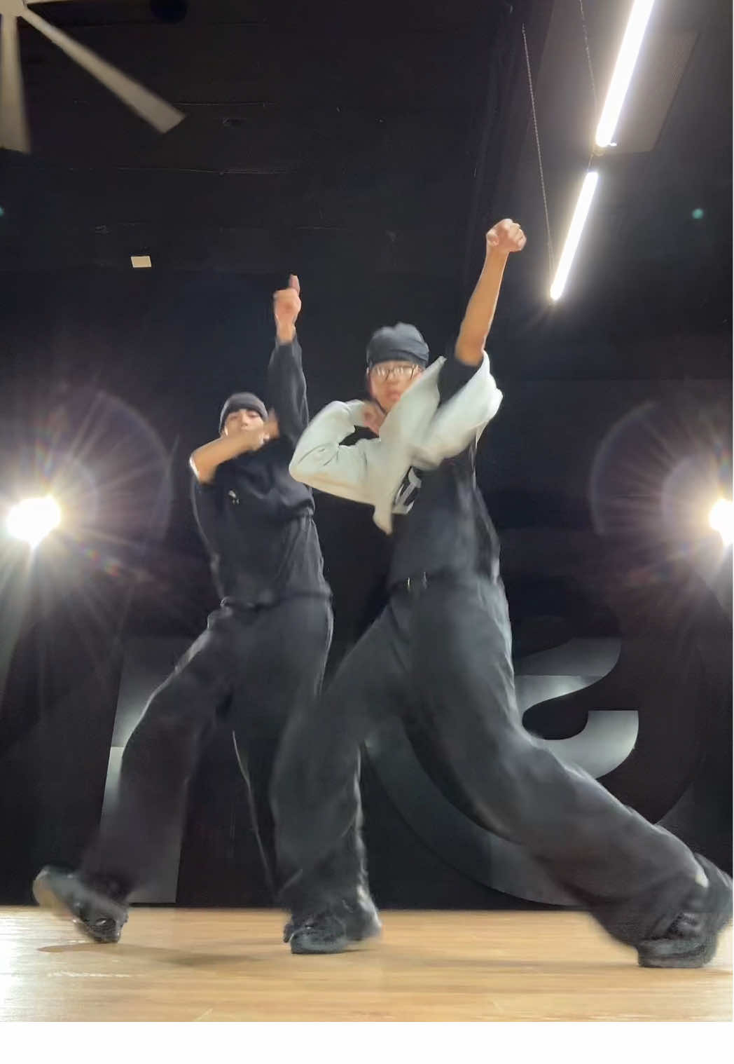 Heard this dance is coming back 🔥🔥 DC: @RAFAYEL w/ @Romy #duo #dance #vancouver #hiphop 