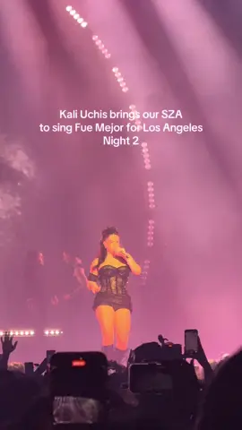 @kaliuchis gagging us again by bringing our @sza for Night 2 in LA! #kaliuchis #sza #sincerelytour #losangeles #fuemejor 