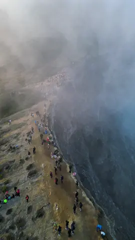 Keindahan kawah ijen yang menabjubkan🤩 Ayo berwisata ke Banyuwangi, kami menyediakan berbagai pilihan paket : ✅ Open Trip ✅ Paket 1 Hari ✅ Paket 2 Hari 1 Malam ✅ Paket 3 Hari 2 Malam Kami juga melayani ✅ Bromo ijen tour ✅ Bromo ijen tumpak sewu ✅ Transport dll More info visit web. : www.ijenexpeditiontour.com ig. : @ijenexpeditiontour Whatapps : +6285748711646 📧 : ijenexpeditiontourandtravel@gmail.com #kawahijenindonesia #ijenexpeditiontour #pakettripkawahijen #explorebanyuwangi 