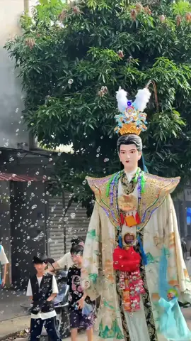Hôm qua Hoàng Thế Tử ngài ra ngoài. Tay ngài cầm kẹo, xoay đều ban phước.  #douyin  #leduthan  #福建游神  #hoangthetu  #黄世子 