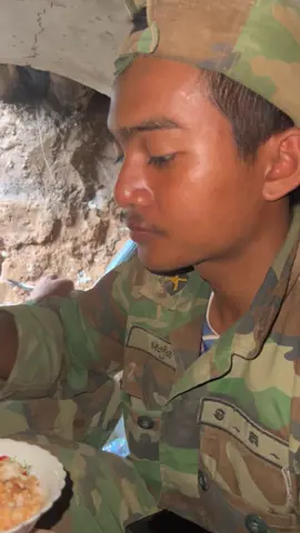 បាយមួយចាន3នាក់😅 #ទាហានការពារព្រំដែន #ឧត្តរមានជ័យ 