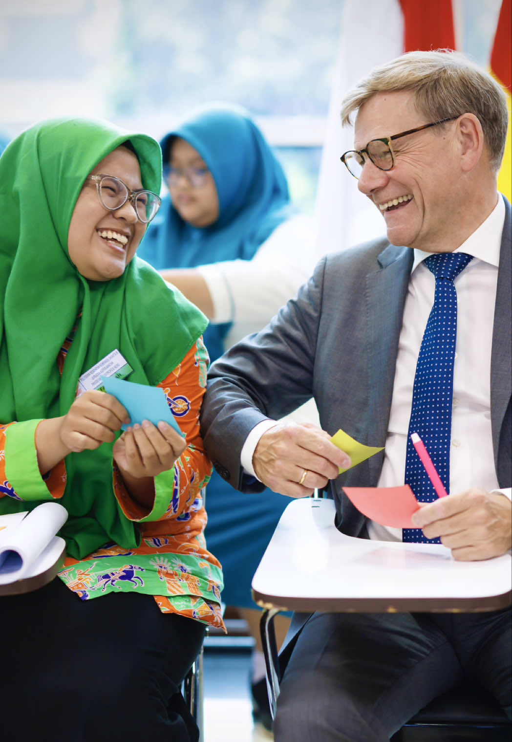 Deutschland braucht händeringend gut ausgebildete Fachkräfte, vor allem im Gesundheitsbereich. Dies wollen und müssen wir stärker angehen. Hier in Indonesien gibt es erste Erfolge: Das indonesische Gesundheitsministerium und das @Goethe-Institut Deutsch vertiefen ihre Kooperation bei der Sprachausbildung. Das bedeutet: Junge Menschen in Indonesien können sich zu Krankenpflegerinnen und -pflegern ausbilden lassen und zugleich Deutsch lernen. Einige von ihnen habe ich heute getroffen. Bislang sind einige hundert Pflegekräfte von Indonesien nach Deutschland gekommen - davon profitieren beide Seiten: Junge Menschen bekommen Karrierechancen in Deutschland, unser Gesundheitssystem dringend benötigte Fachkräfte. Eine Win-Win Situation!