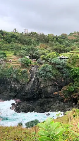 Pemandangan yang Syahdu ditengah angin yang berhembus kencang 📍Bukit Pengilon @bukitpengilon official #fyp #bukitpengilon #bukitpengilonjogja #liburanjogja #exploregunungkidul 