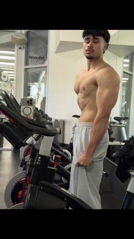 🧍‍♂️ #gym #fyp #viral #GymTok #bajo 