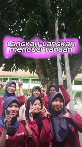 Tahukah kamu❓Mencuci tangan dengan sabun adalah cara paling sederhana tapi sangat efektif untuk mencegah penyebaran kuman dan virus.Cukup dengan air mengalir dan sabun selama minimal 20 detik, kita sudah bisa melindungi diri dan orang-orang di sekitar dari berbagai penyakit.Jadi, jangan anggap sepele ya❗️. Cuci tangan sebelum makan, setelah dari kamar mandi, dan setelah menyentuh benda di tempat umum.Kebersihan tangan kunci hidup sehat.😁🙇🏻‍♀️💧 #CuciTangan #HidupSehat #LawanKuman#education #pmrwira 