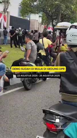 Demo di gedung dpr sudah di mulai sampai puncaknya di tanggal 25 agustus 2025. MERDEKAAA !!! #demodpr #dpri #fypシ゚ #viral #indonesia 