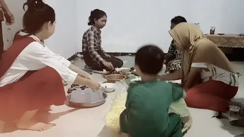versi rusuh dengan dou bocil😅 ini kameramen dikendalikan oleh duo bocil jadi agak oleng🤣🤣 #CapCut #kebersamaan #keluarga #family #fyp 