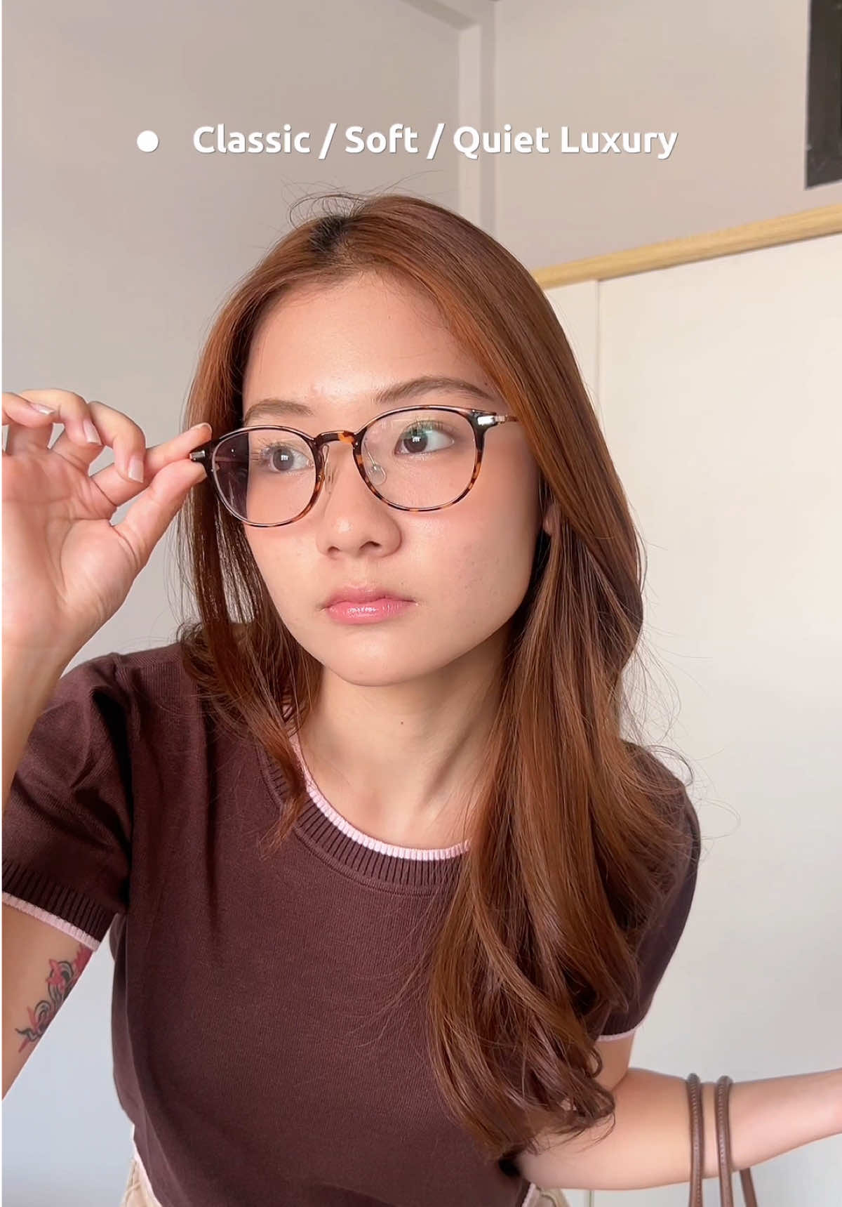 ใครยังอินกับแฟชั่นเทรนด์สีน้ำตาล🤎 Mocha Mousse เอยใด นี่คือเสื้อที่ Must Have น้ำตาลที่ถูกต้อง🪄 ใส่ได้แบบ everyday look & match ง่ายได้ every situation 🧦 @CHUUCHOP  #chuuchop #chuugirls #TikTokFashion #outfitinspo #outfitcowok #OOTD 