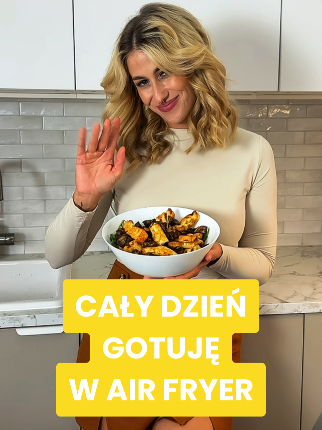 3 Przepisy z Air Fryer Na Cały Dzień 3 dania prosto z air fryer Braun Multifry 3w1 na każdą porę dnia. Dzięki frytkownicy beztłuszczowej Braun Multifry 3w1 możesz szybko i bez większego wysiłku przygotować jedzenie dla siebie oraz swoich bliskich.  Zobacz test air fryerów do 1000 zł: https://www.youtube.com/watch?v=2EylYNWAEx0 #airfryer #sniadanieairfryer #obiadairfryer #kolacjaairfryer #daniaairfryer @braunhouseholdnl @blondpanidomu  Materiał promocyjny. Wideo powstało we współpracy z marką Braun i zawiera elementy promocyjne na zlecenie marki Braun.