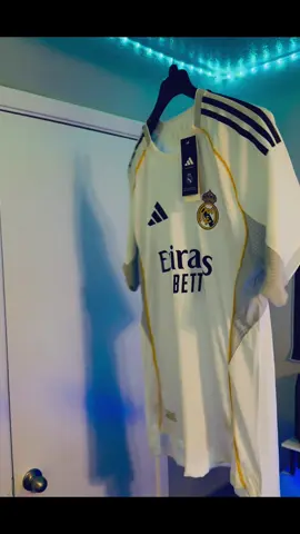 ✨ ¿Eres del Madrid y aún no tienes tu camisola de esta temporada? No te quedes atrás, ⚽ solo en La Casaca Fútbol la encuentras en versión Fan y Jugador 🙌 📦 Envíos rápidos a Estados Unidos y Guatemala  ✅ Calidad garantizada #RealMadrid #HalaMadrid #Madridista #ViscaMadrid #RealMadrid2025   