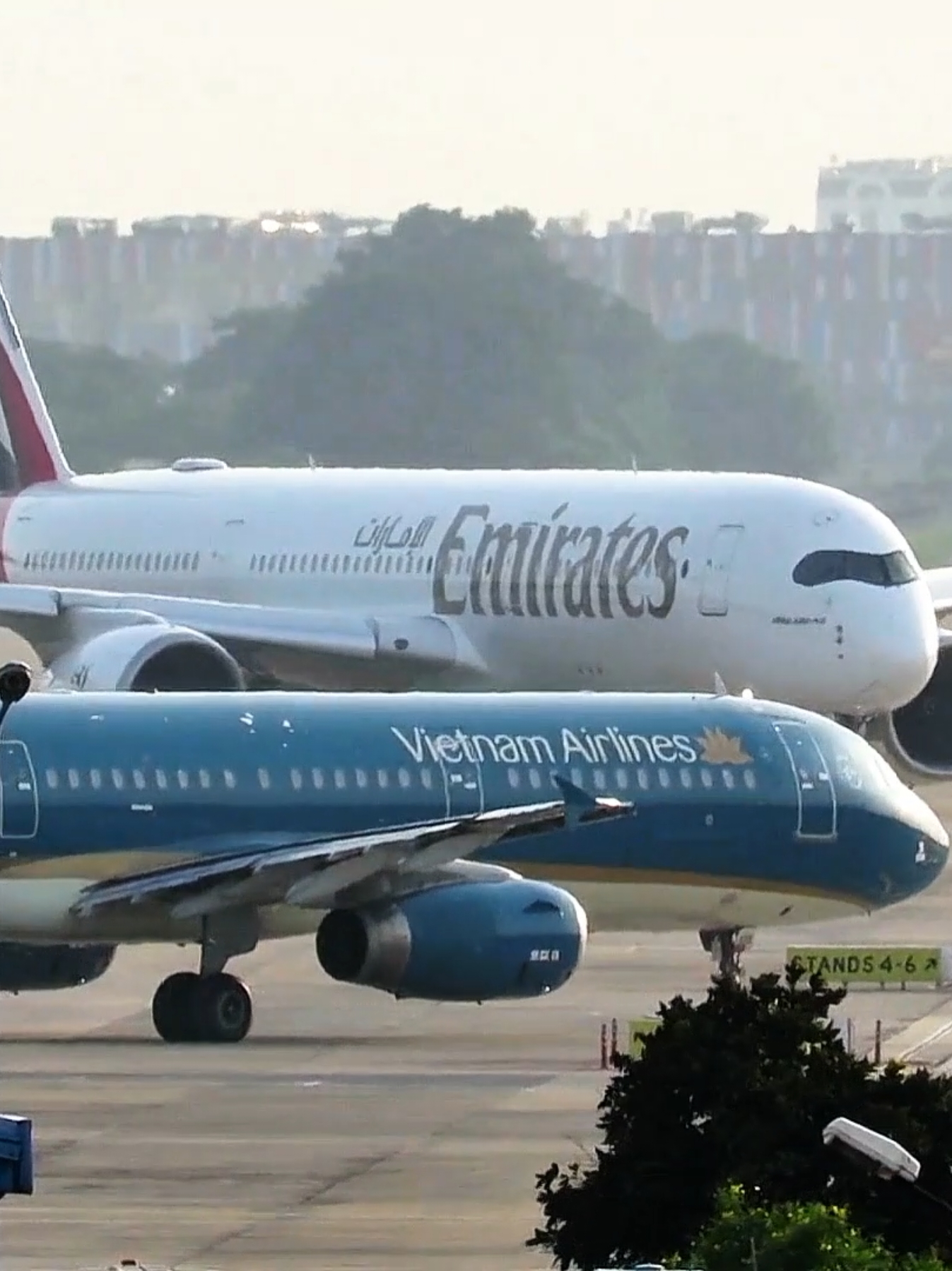 Double Airbus A359 Emirates và Airbus A321 Vietnam Airlines cùng nhau taxi để ra đường băng cất cánh   #a359 #emirates #a321 #vietnamairlines #xuhuong 
