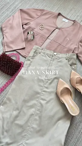 Kalo diliat liat kok dua produk ini matching banget yaa🫶🏻 Cus langsung CO sebelum kehabisan🛒 #HLoutfit #seoulouter #hanaskirt #midiskirt #outfitideas 