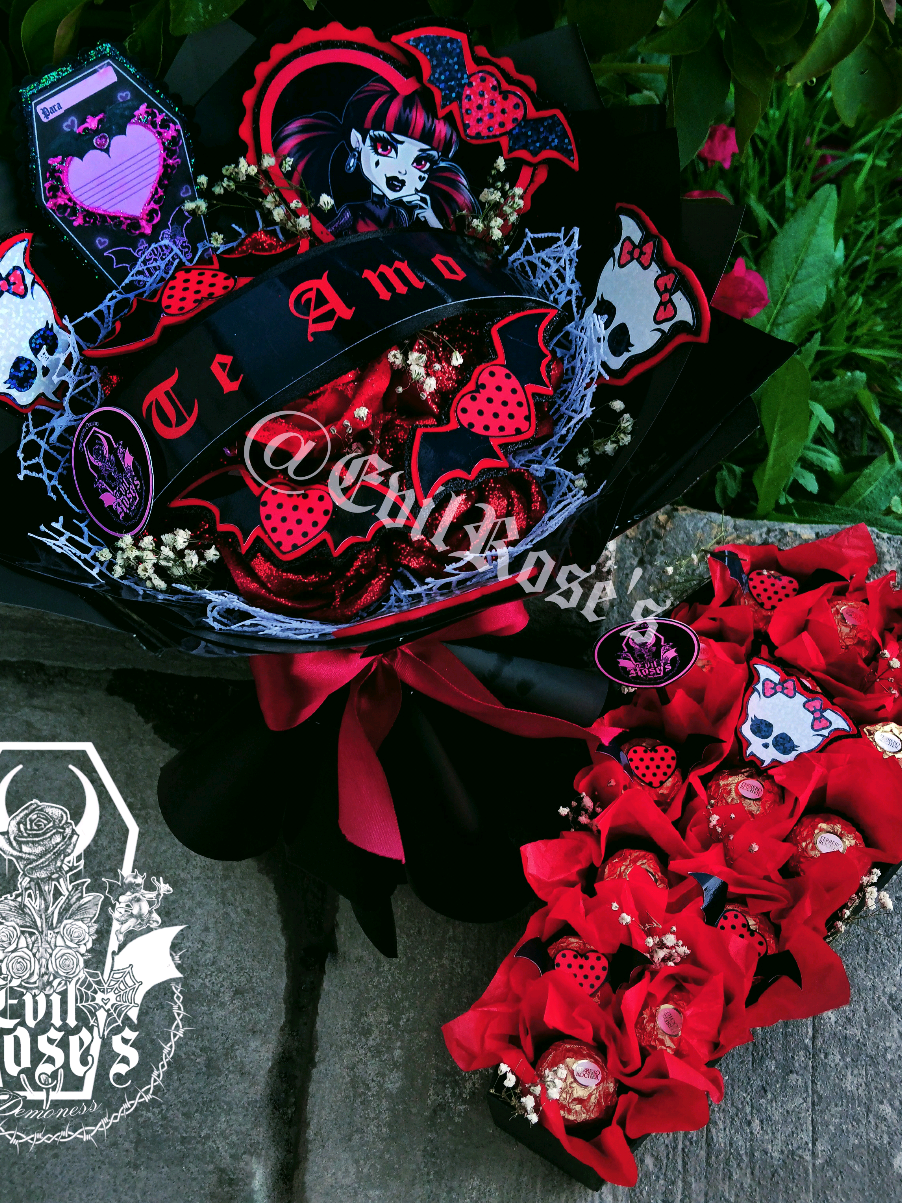 Combo 🌹⚰️Ramo Temático + ataud con Ferreros 🌹⚰️🍫✨️ buscanos en facebook o manda mensaje al WhtasApp  . . . . . #draculaura #gothgirl #ramosderosaseternas #alternativeuniverse #hechoamano 