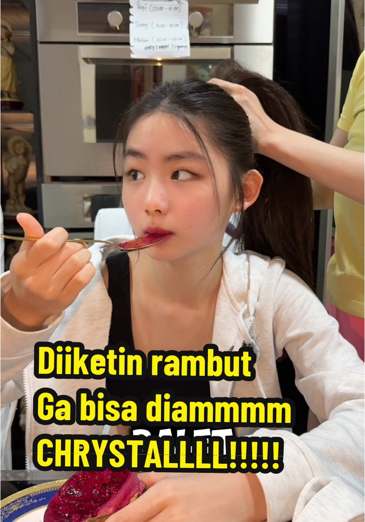 Ni anak emang ga bisa diam.. Enak poll ya ada salon berjalan dirumah #chrystalxavierawinjaya #tata #fypシ❤️💞❤️ #fypppppppppppppppppppppppppppppppppppppppppppppppppppppppppppppppppppppp #foryoupage #teenhairstyle #hairstyle #teen #schoolhairstyle #getready 