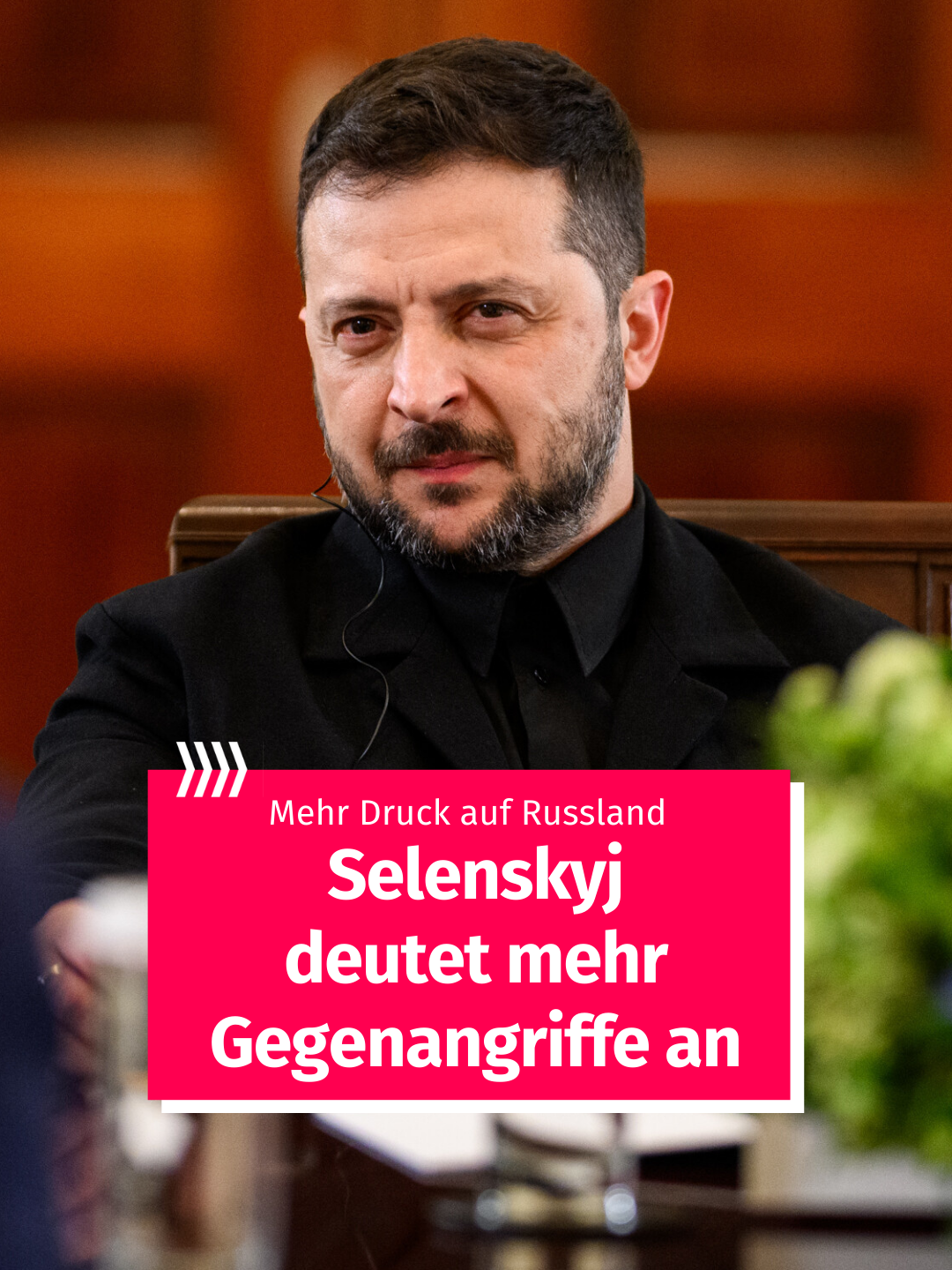 Präsident Selenskyj sagte außerdem, dass – abseits der militärischen Einsätze – die Ukraine auch die diplomatischen Bemühungen aufrechterhalten wolle, um Wege zu Verhandlungen und Frieden zu finden. Unter anderem sei die Militärführung im Kontakt mit ausländischen Partnern, um an der militärischen Komponente der Sicherheitsgarantien für die Ukraine zu arbeiten. Es ist im Gespräch, dass die europäischen Partner die Ukraine nach einem Friedensschluss mit Truppenpräsenz absichern. Doch Russland hat andere Vorstellungen. Nach den Worten des russischen Außenministers Sergej Lawrow sollen vielmehr die Veto-Mächte des UN-Sicherheitsrats, darunter auch Russland, den Frieden garantieren. Da Russland einen Einsatz jederzeit blockieren könnte, kommt diese Variante für Kiew nicht infrage. #Ukraine #Russland #Selenskyj #FunkeNews