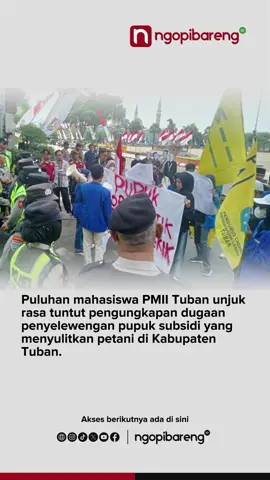 Puluhan mahasiswa dari Pengurus Cabang Pergerakan Mahasiswa Islam Indonesia (PC PMII) Tuban melakukan aksi unjuk rasa di depan Kantor Pemkab dan depan Gedung DPRD setempat, Kamis 21 Agustus 2025. Aksi unjuk rasa ini dilakukan oleh puluhan mahasiswa menyusul adanya kelangkaan pupuk subsidi di sejumlah wilayah, khususnya di Kecamatan Tambakboyo, Kabupaten Tuban.  Padahal, pada tahun 2025 ini, Kabupaten Tuban menjadi salah satu daerah yang mendapatkan jatah alokasi pupuk subsidi tertinggi di wilayah Jawa Timur. Aksi puluhan mahasiswa ini diawali di depan Pemkab Tuban, disana para mahasiswa mendesak Pemkab Tuban untuk membongkar dugaan praktik penyelewengan distribusi pupuk subsidi yang mengakibatkan para petani kesulitan mendapatkan pupuk subsidi. #surabaya #NgopibarengID 