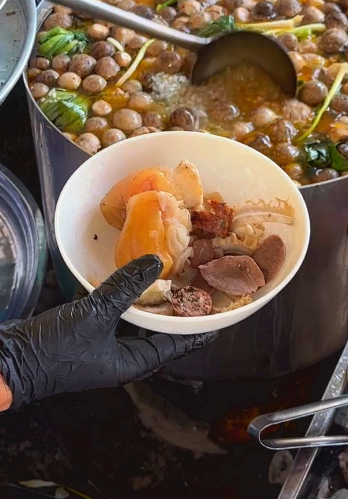 Cháo giò bò mix nạm lòng bò thập cẩm nóng hổi, thơm nức cả góc phố, nhìn thôi là muốn “chốt đơn” ngay 🤌 Một tô mà tụi mình bảo đảm ăn tới đâu là cuốn tới đó, vị ngọt béo xen lẫn giòn dai, ấm bụng mà sướng miệng. Chiều nay rủ ngay team bạn thân, team đồng nghiệp hay team ăn khuya đi trải nghiệm thử, để rồi ai cũng phải công nhận: “Ừ, quán này đáng để kéo nhau tới ghê đó!” ✨ #chaobo99 #ancungtiktok #LearnOnTikTok #xuhuongtiktok #riviewanngon 