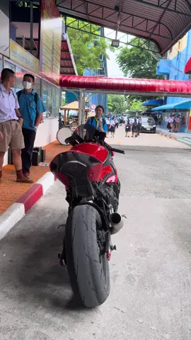 นิ้วโผล่่😂#s1krr #s1000rr #เอสพัน #bigbike #ชอบบิ๊กไบค์  @Tiny.Redspace <<เจ้าของปลาทูแดง