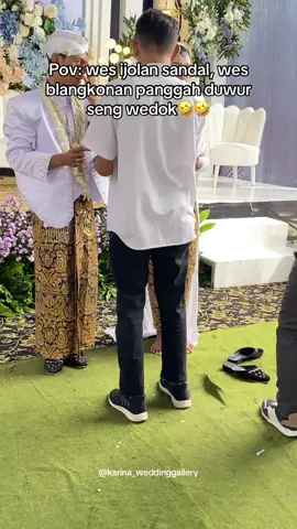 Mas e full meringis🤣🤣 Mua @karina_weddinggallery Attire @karina.attire  More info:  Wa: 085895074175 (Link in Bio) 📍Jl.dr.saharjo Gang.09 No.22 Kec.Mojoroto Kota Kediri. 