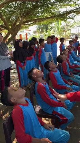 Keseruan lomba makan kue roma😆  #lomba17agustus #fypシ゚viral🖤tiktok #sdn4mendobarat #keseruan17an😁 